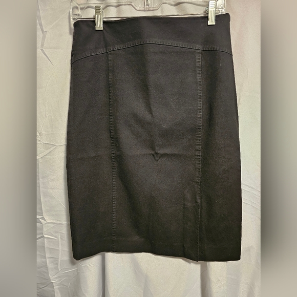 Banana Republic Dresses & Skirts - Banana Republic ladys black Jean skirt size 4. Zip up, No flaws.
